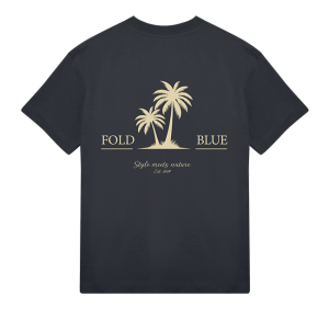 Een T-shirt met een ontwerp van een palm boom en ons logo Fold Blue